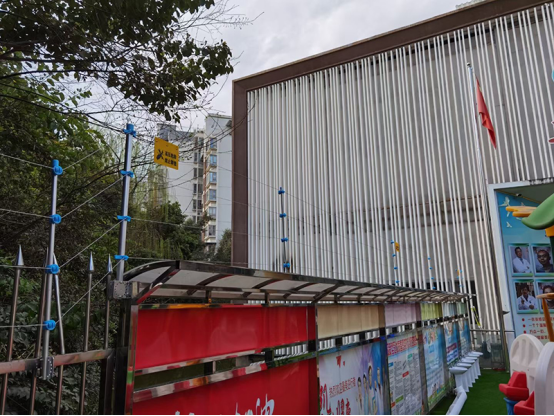 學校安裝電子圍欄的必要性,學生翻墻外出感染