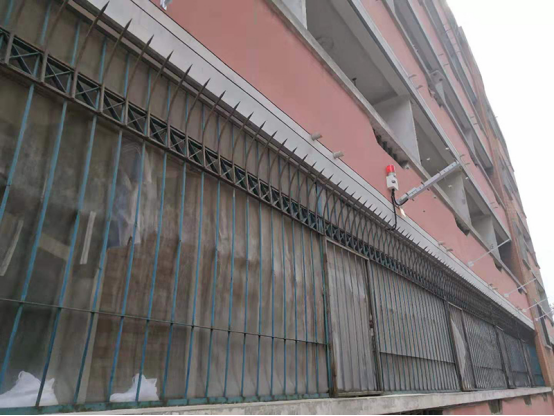 學校安裝電子圍欄的必要性,學生翻墻外出感染