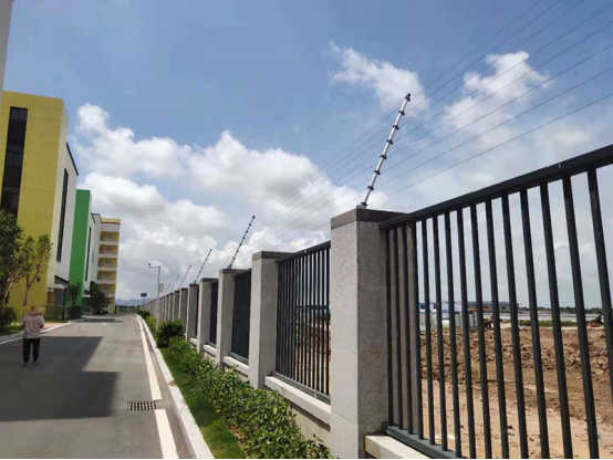 學校安裝電子圍欄的必要性,學生翻墻外出感染